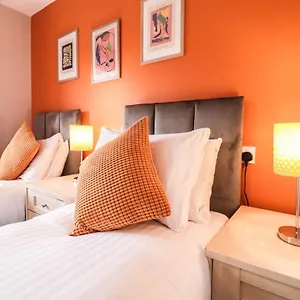 Family-friendly 4 Bedroom House With Private Driveway Holiday home
