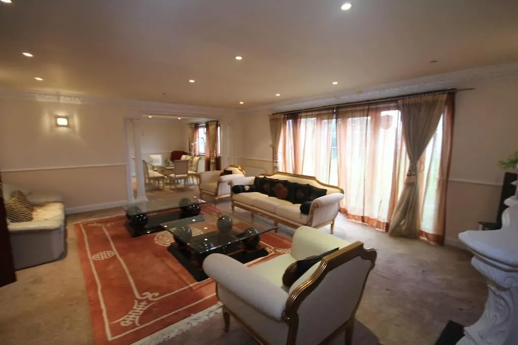 Holiday home High Gable House -Four Bedrooms Hillingdon