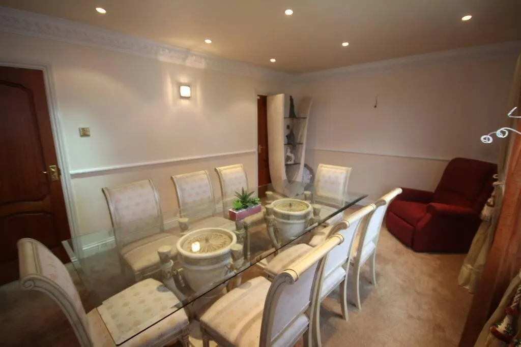 Holiday home High Gable House -Four Bedrooms Hillingdon