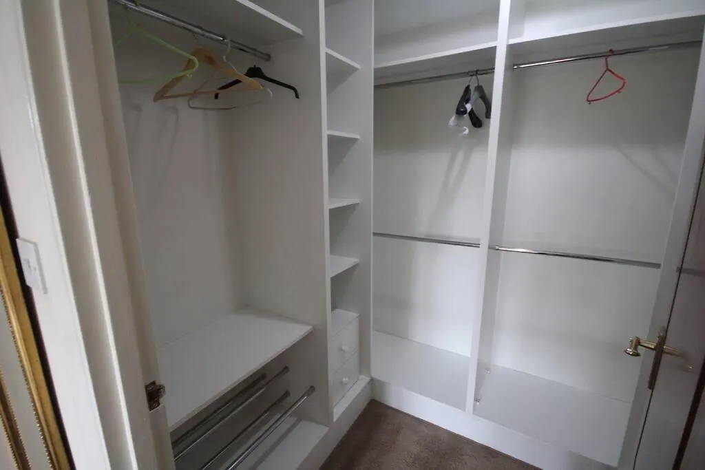 High Gable House -Four Bedrooms Hillingdon Holiday home