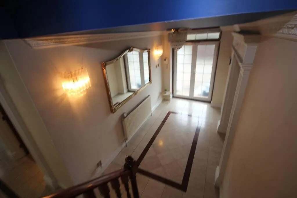 High Gable House -Four Bedrooms Hillingdon Holiday home