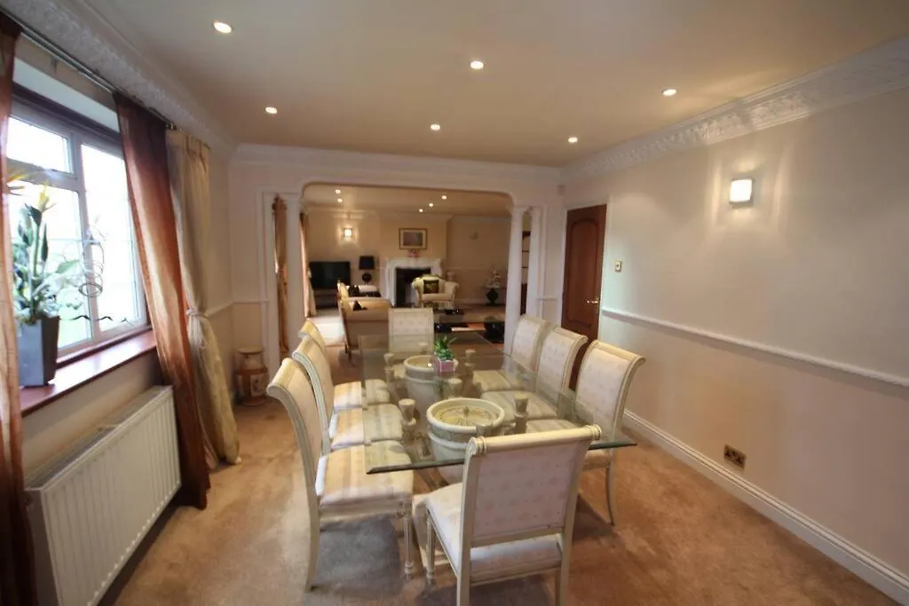High Gable House -Four Bedrooms Hillingdon 0*,