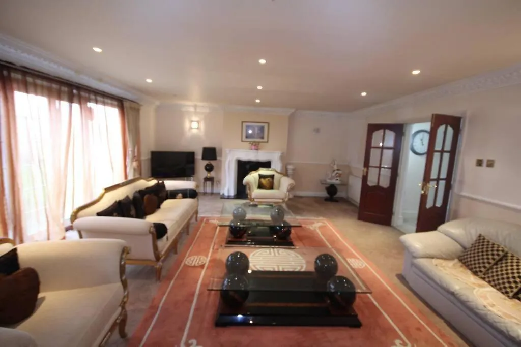 Holiday home High Gable House -Four Bedrooms Hillingdon