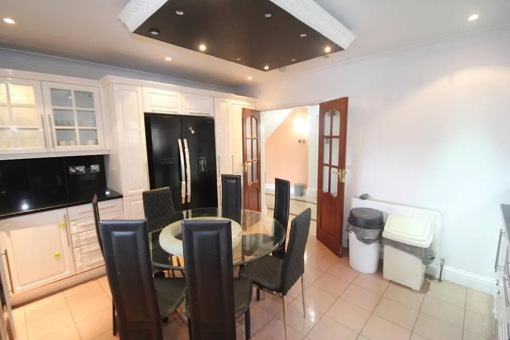High Gable House -Four Bedrooms Hillingdon 0*,