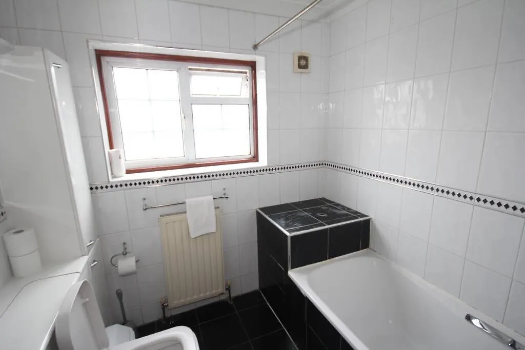 Holiday home High Gable House -Four Bedrooms Hillingdon