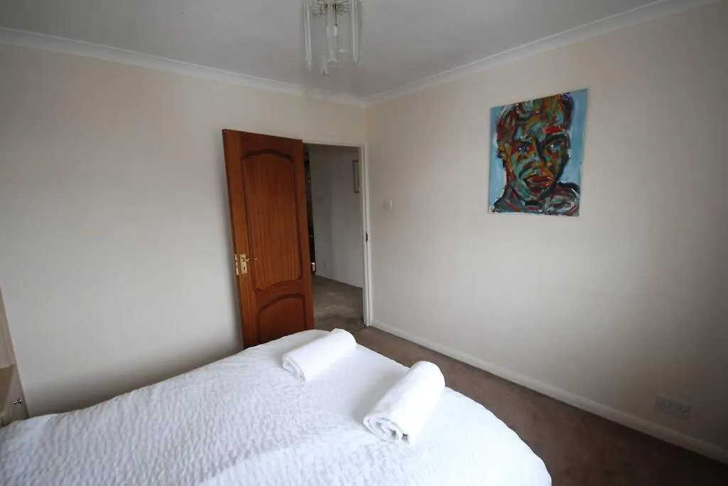 High Gable House -Four Bedrooms Hillingdon Holiday home